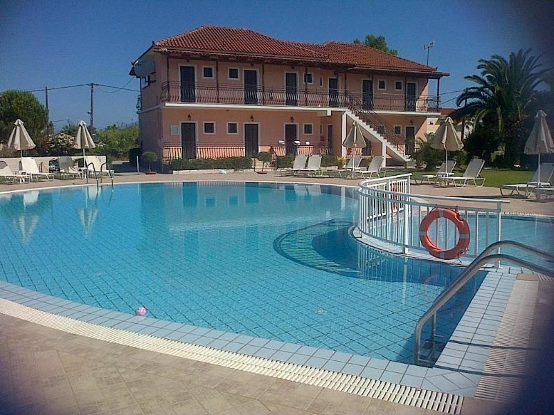 Eleni's Garden & Castello Suites - Havuz