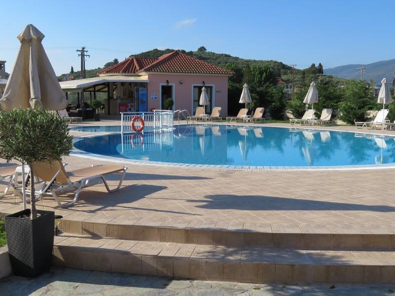 Eleni's Garden & Castello Suites - Havuz