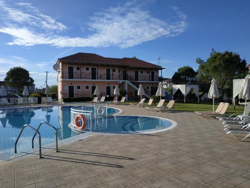 Eleni's Garden & Castello Suites - Havuz
