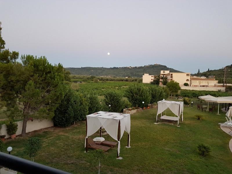 Eleni's Garden & Castello Suites - Teras