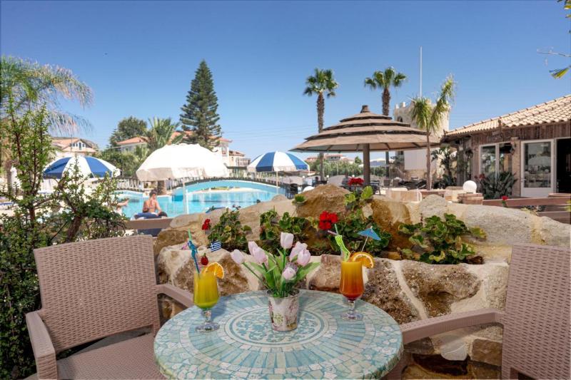 Antonis Apartments Pool Bar - Lobi
