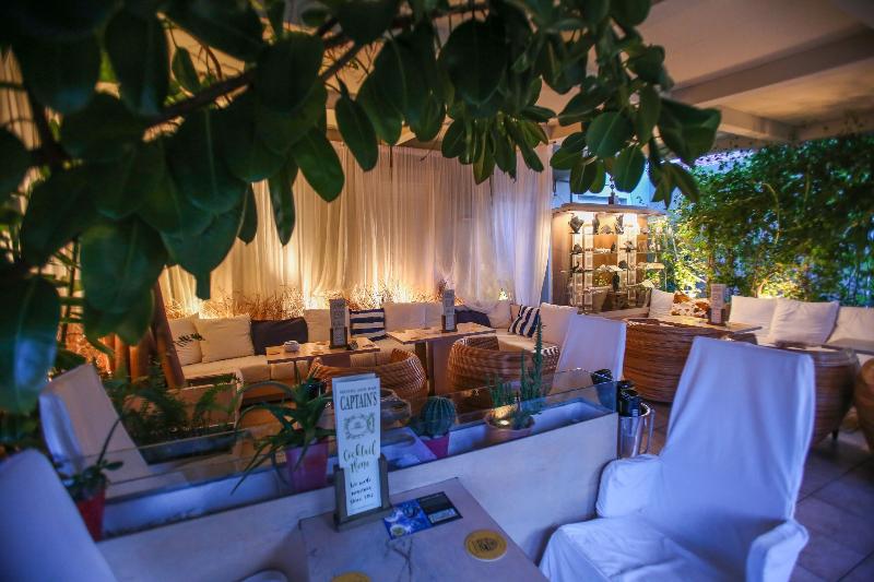 Captain House - Bar