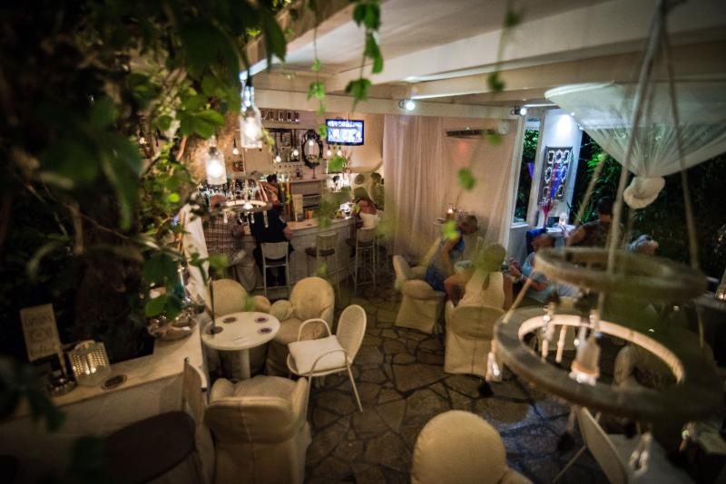 Captain House - Bar