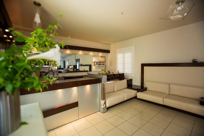 Captain House - Genel