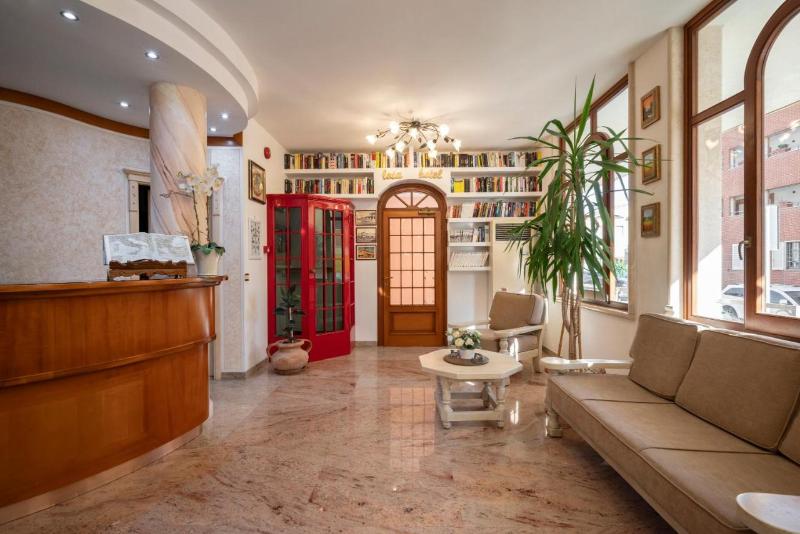 Lola Piccolo Hotel - Lobi
