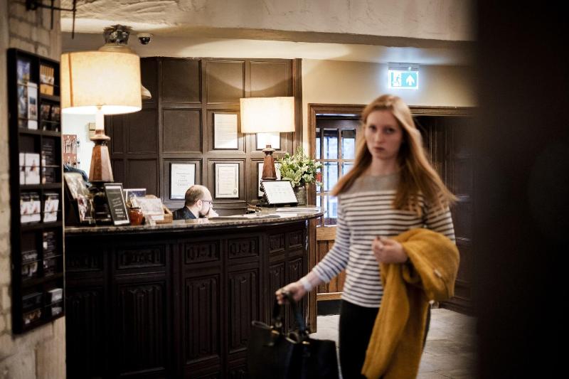 The Bear of Rodborough Hotel - Lobi
