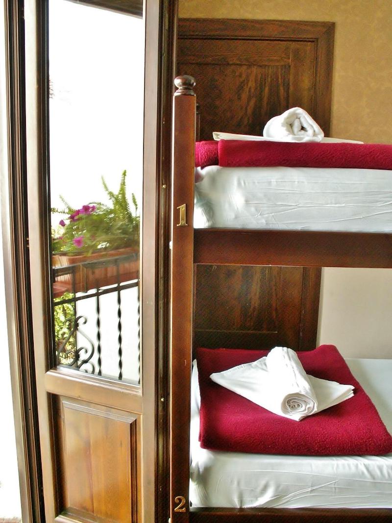 Oasis Backpackers Hostel Granada - Oda