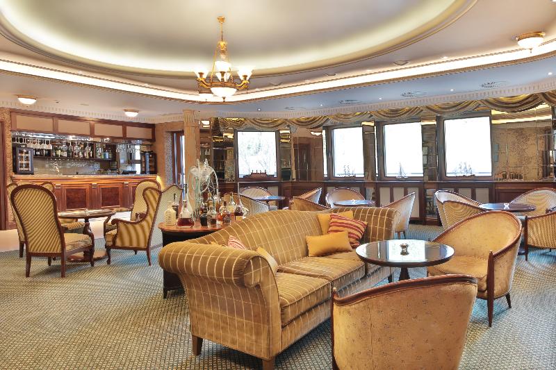 Retro Riverside Wellness Resort - Bar