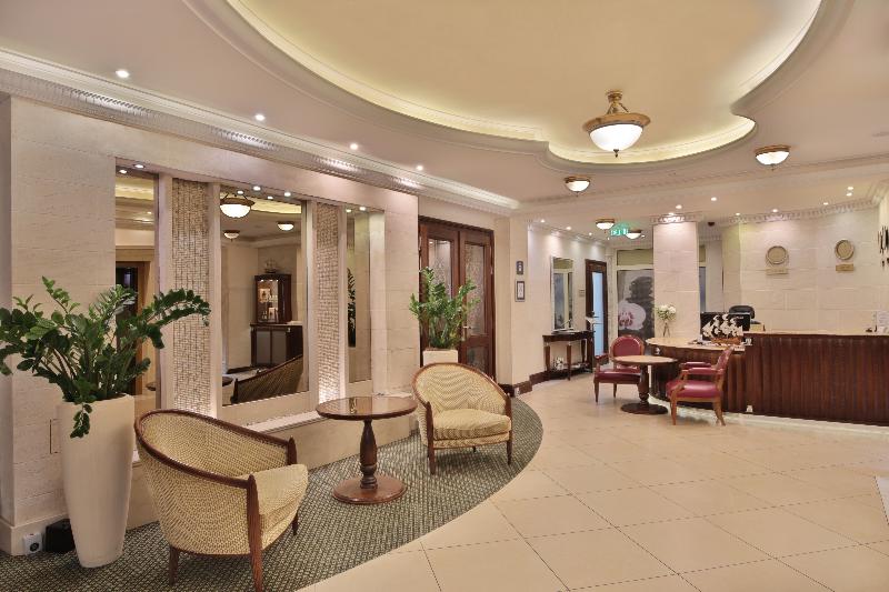 Retro Riverside Wellness Resort - Lobi