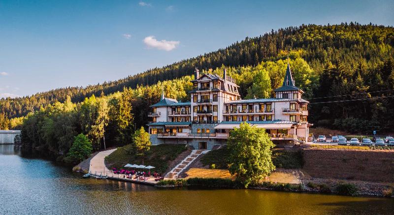 Retro Riverside Wellness Resort - Genel
