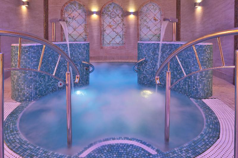 Retro Riverside Wellness Resort - Havuz