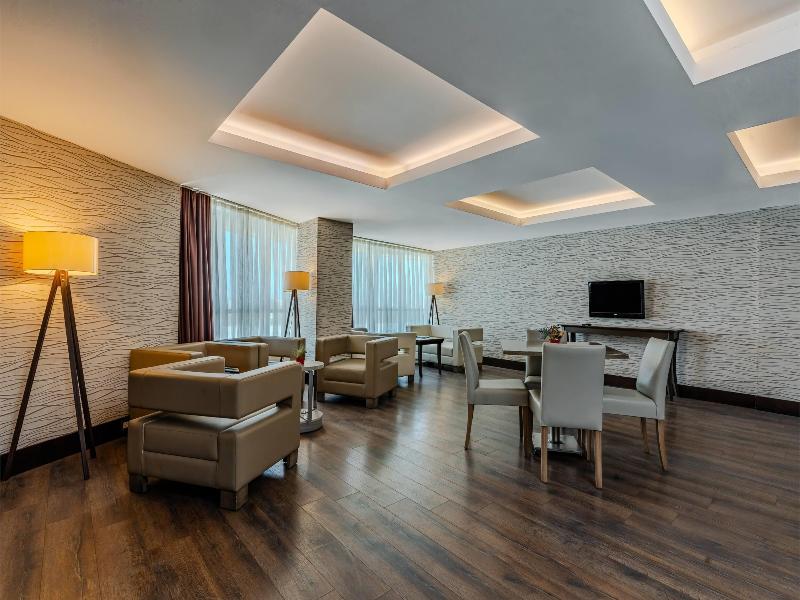Ramada Plaza By Wyndham Izmir - Lobi