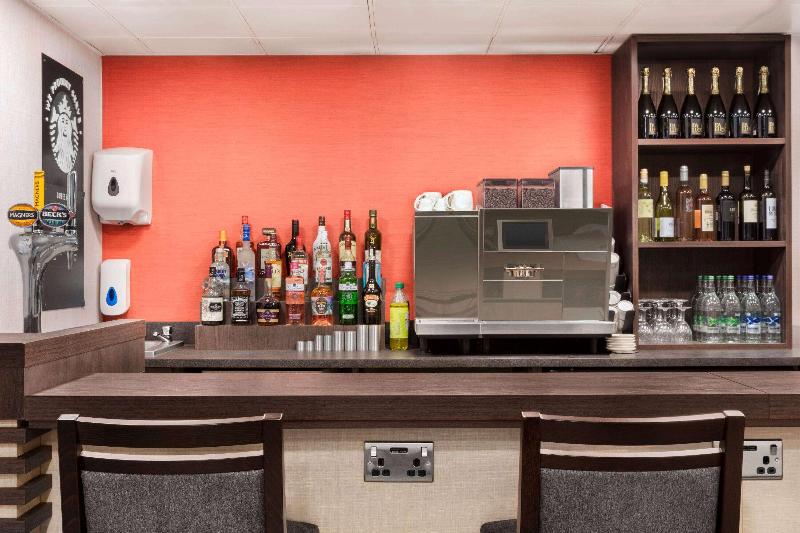 Ramada by Wyndham Cobham - Bar
