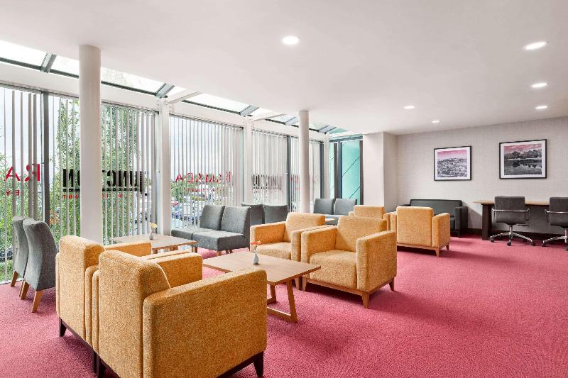 Ramada by Wyndham Cobham - Lobi