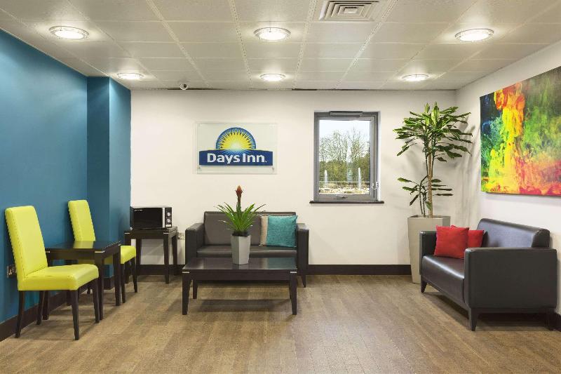 Ramada by Wyndham Cobham - Lobi