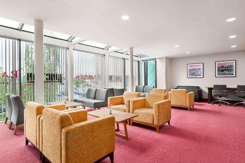 Ramada by Wyndham Cobham - Lobi