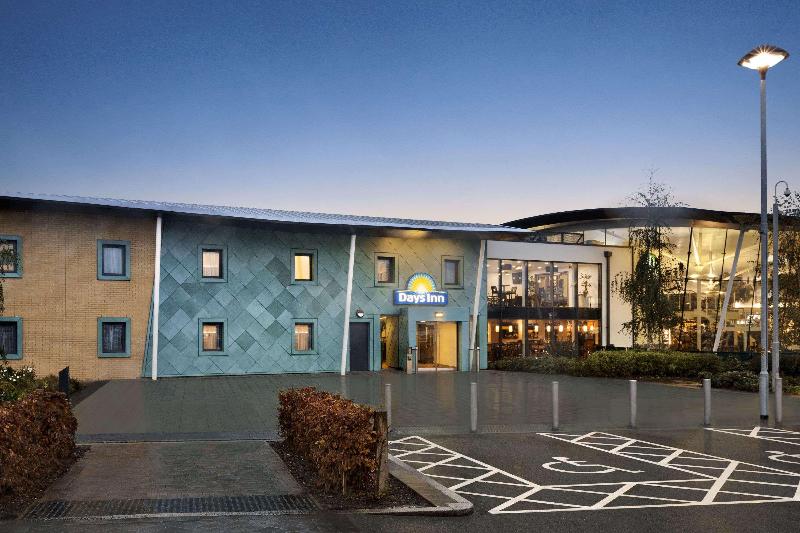 Ramada by Wyndham Cobham - Genel