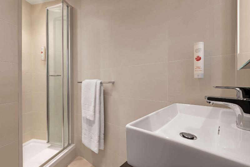 Ramada by Wyndham Cobham - Oda