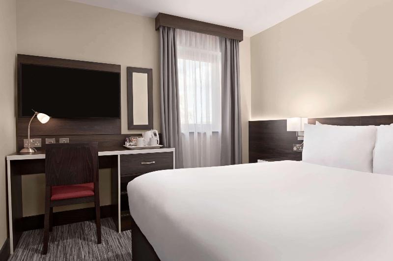Ramada by Wyndham Cobham - Oda