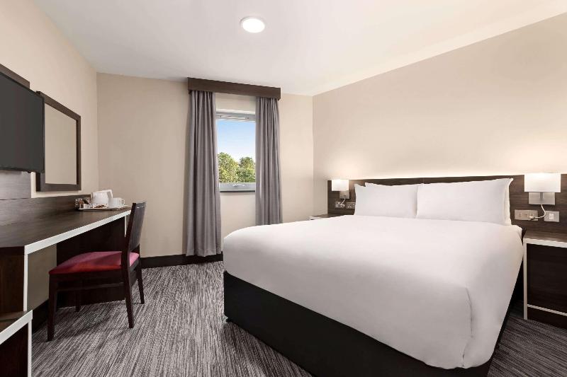 Ramada by Wyndham Cobham - Oda