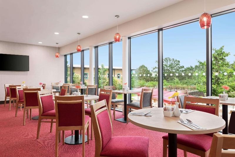 Ramada by Wyndham Cobham - Restoran