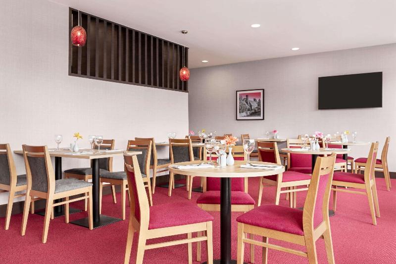 Ramada by Wyndham Cobham - Restoran