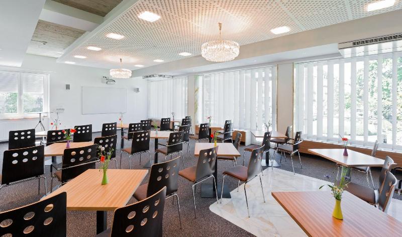 At the Park Hotel - Toplantı