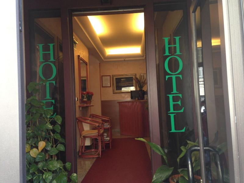 Hotel La Caravella   Milano - Lobi