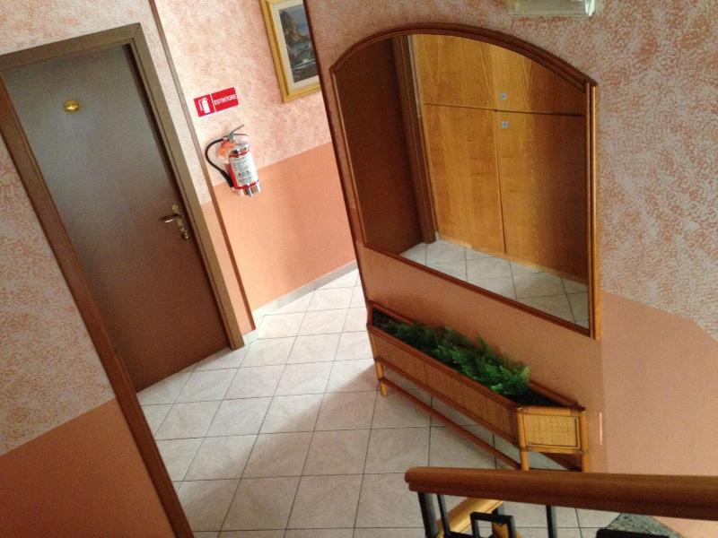Hotel La Caravella   Milano - Lobi
