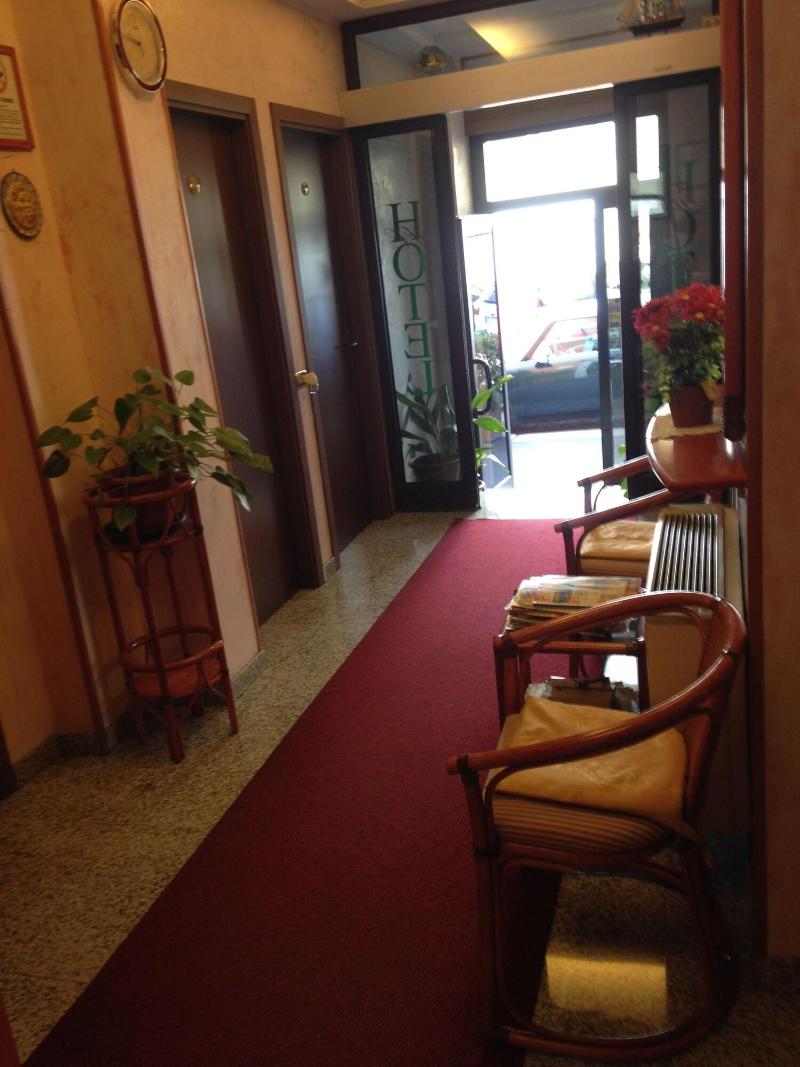 Hotel La Caravella   Milano - Lobi