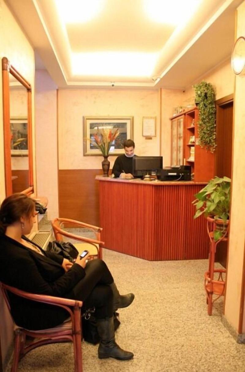 Hotel La Caravella   Milano - Lobi
