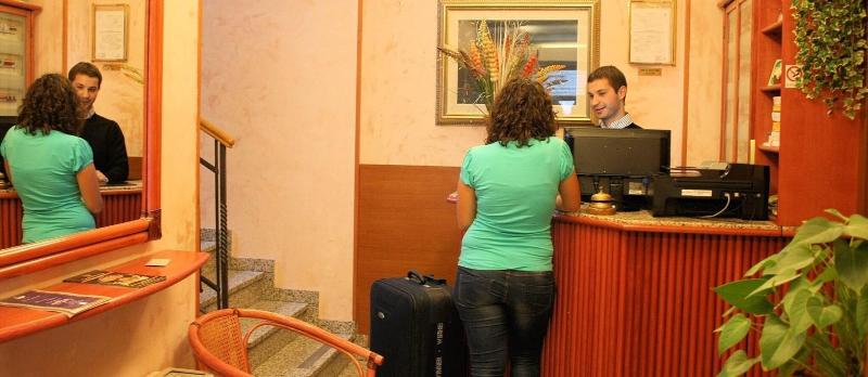 Hotel La Caravella   Milano - Lobi
