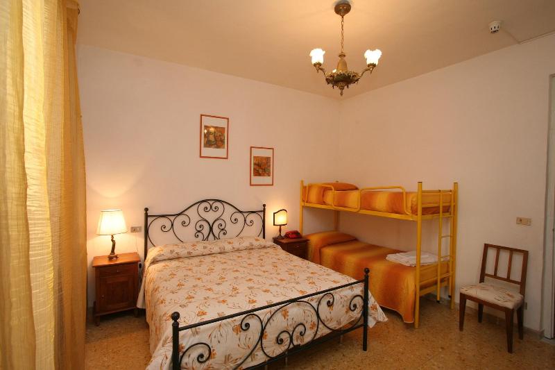 Hotel Roma   Scanno - Oda