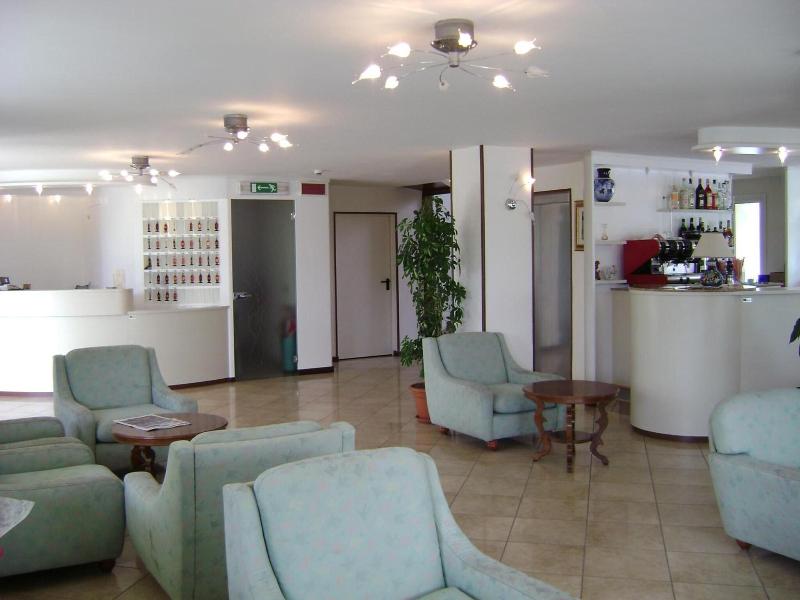 Hotel Diplomatic - Lobi