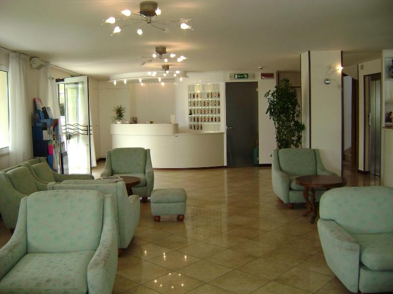 Hotel Diplomatic - Lobi