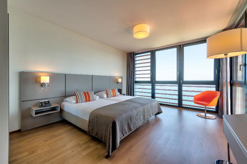 Lake Geneva Hotel - Oda