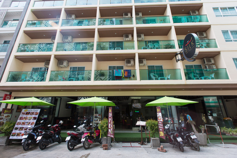 Hemingway's Silk Hotel - Genel
