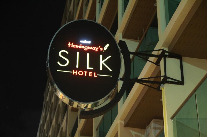 Hemingway's Silk Hotel - Genel