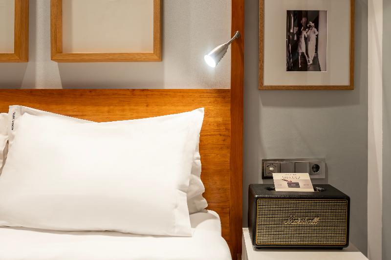Browns Downtown Hotel - Oda