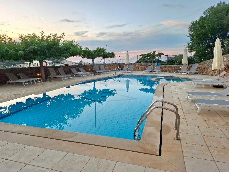 Sunny Hill – Adults only 16+ - Genel