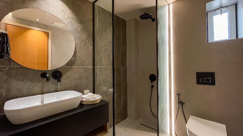 Sunny Hill – Adults only 16+ - Oda