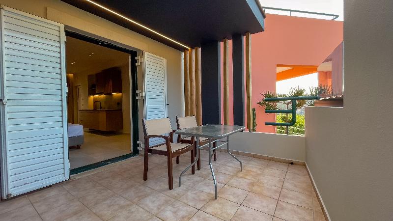 Sunny Hill – Adults only 16+ - Oda