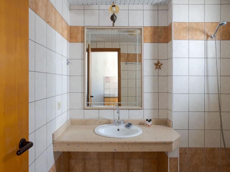 Sunny Hill – Adults only 16+ - Oda