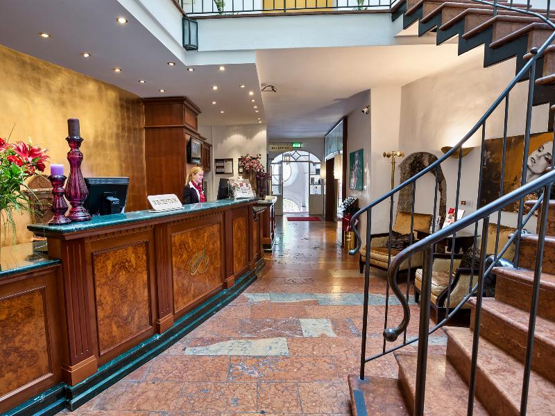 Radisson Blu Hotel Altstadt - Lobi