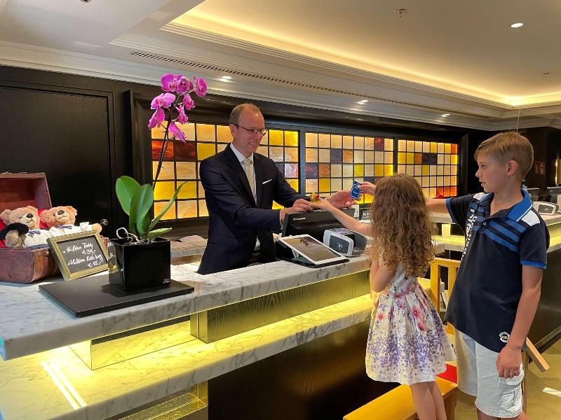 Hilton Vienna Plaza - Lobi