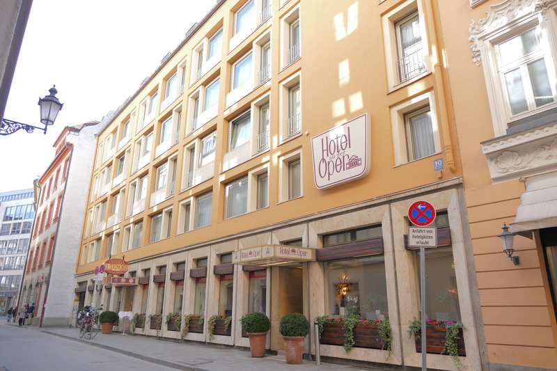 An der Oper - Genel