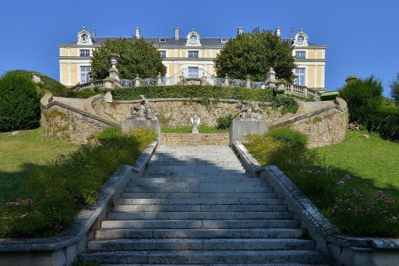 Chateau Colbert - Genel