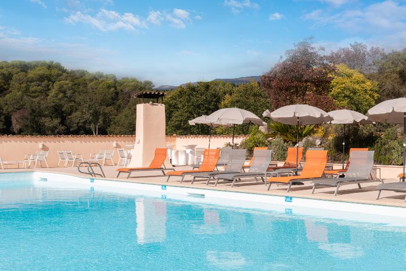 The Originals Hotel Golf Chateau de la Begude - Havuz