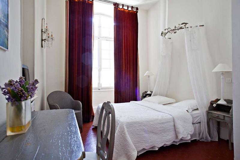 Chateau de Mazan - Handwritten Collection - Oda