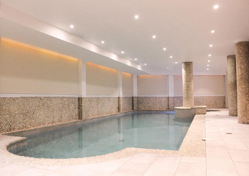 Urban Hotel Aix-les-Bains BW Signature Collection - Havuz